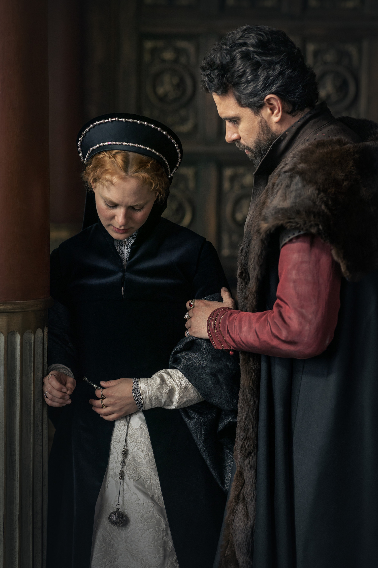 Alicia von Rittberg y Tom Cullen en Becoming Elizabeth Temporada 1