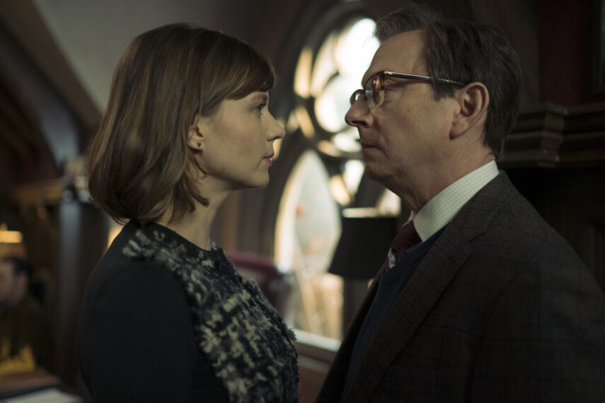 Katja Herbers como Kristen Bouchard y Michael Emerson como Leland Townsend en Evil