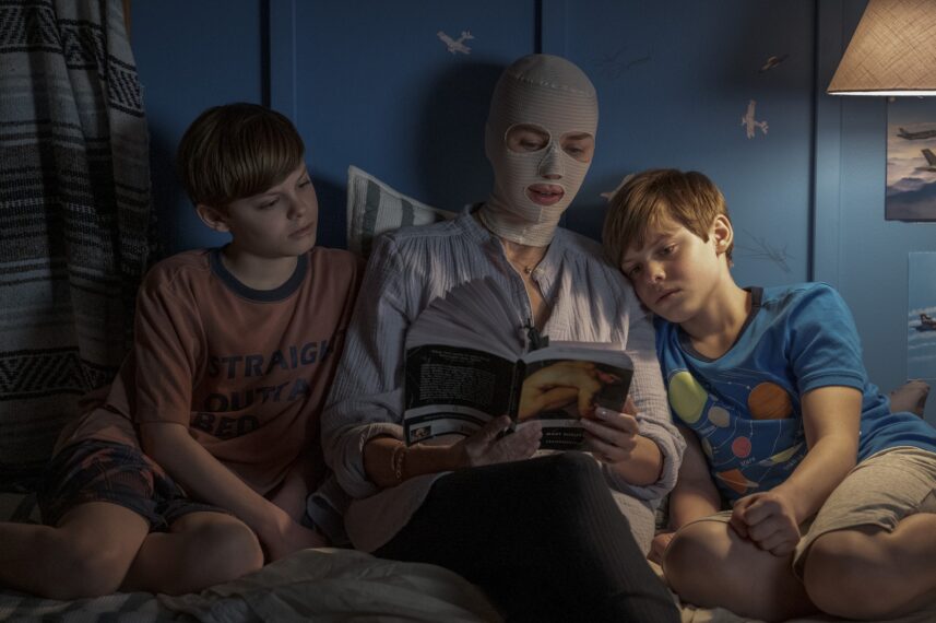 Goodnight Mommy, Naomi Watts with Cameron and Nicholas Crovetti