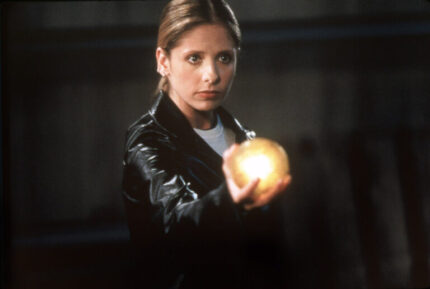 Sarah Michelle Gellar holding 'The Dragon Sphere in the 'The Gift', Season 5 of Buffy the Vampire Slayer