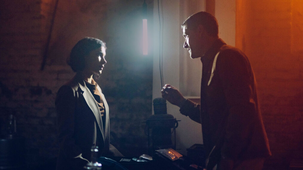Amber Rose Revah as Mika Bakhash, Matthew Fox as Andy Yeats in Last Light