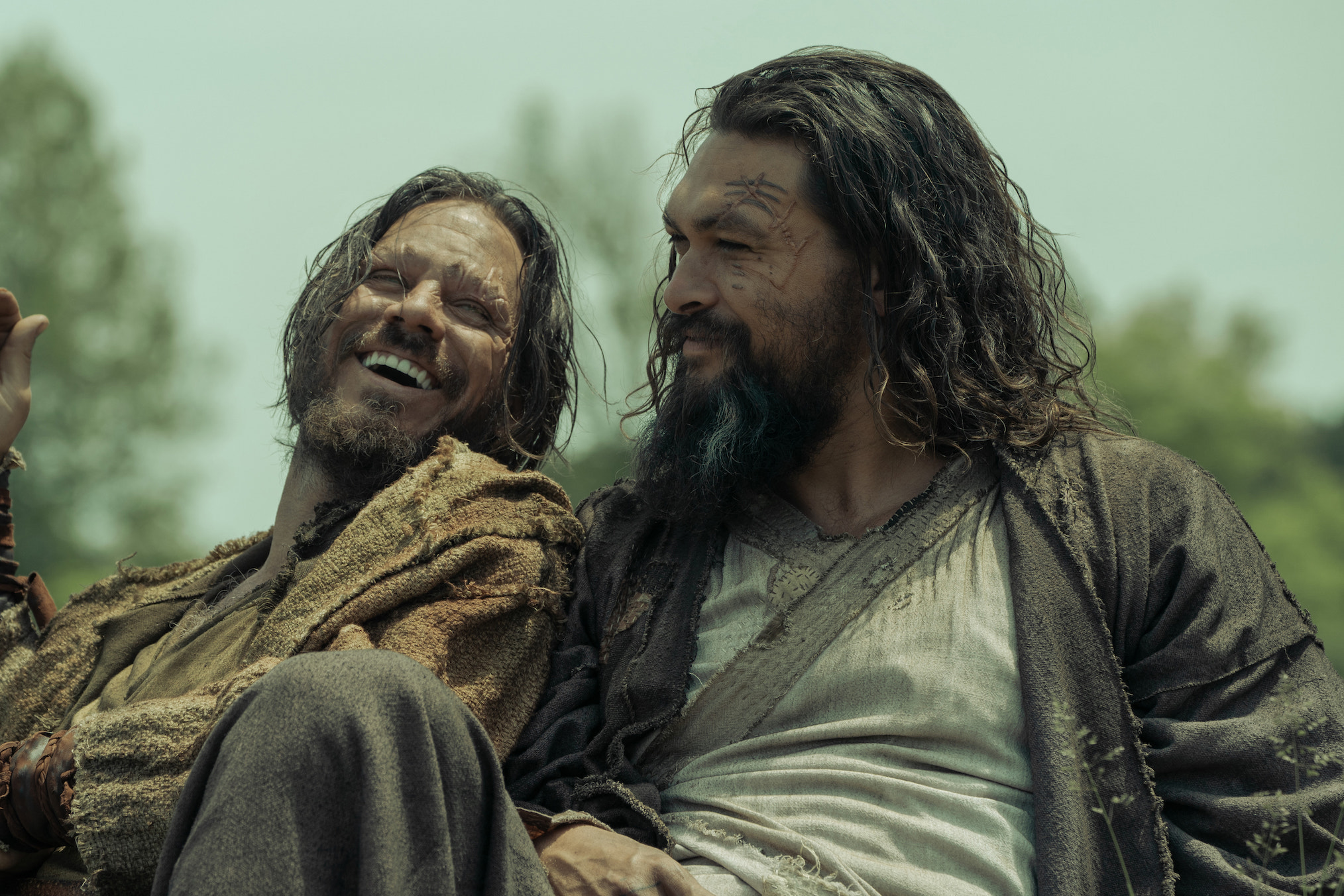 Michael Raymond James y Jason Momoa ven la temporada 3 en Apple TV+