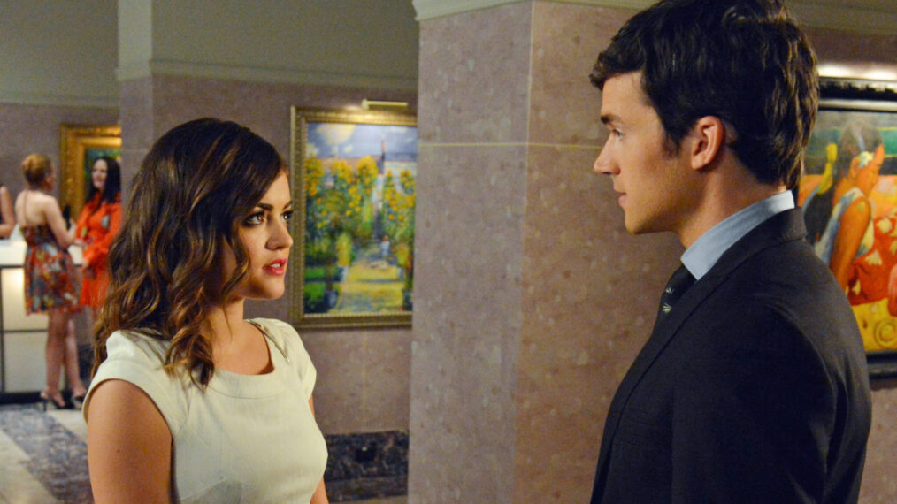 Lucy Hale and Ian Harding in Pretty Little Liars