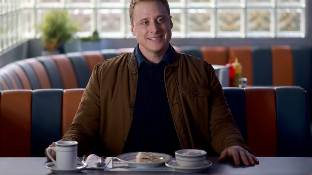 Alan Tudyk as Harry Vanderspeigle at a diner in Resident Alien - Season 2