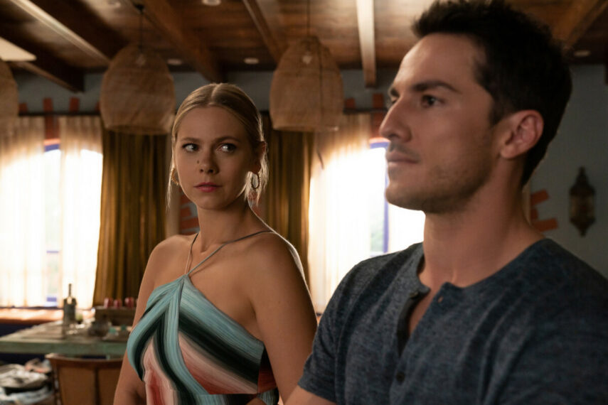 Lily Cowles as Isobel Evans-Bracken and Michael Trevino as Kyle Valenti in Roswell, New Mexico