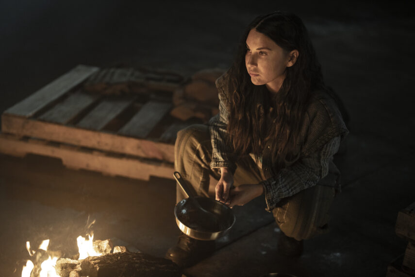 olivia munn como evie, cuentos de los muertos vivientes