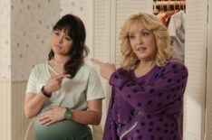 Hayley Orrantia, Wendi McLendon-Covey in the Goldbergs - Season 10