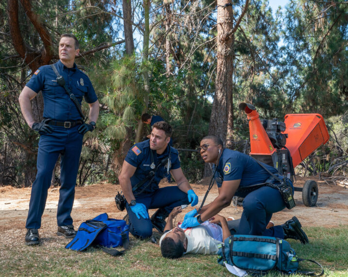 Peter Krause, Ryan Guzmán y Aishia Hinds en 9-1-1