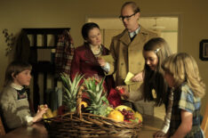 Hendrix Yancey as Young Jan Broberg, Anna Paquin as Mary Ann Broberg, Colin Hanks as Bob Broberg, Mila Harris as Young Karen Broberg, Elle Lisic as Young Susan Broberg in A Friend of the Family - Season 1, 'The Gift of Tongues'