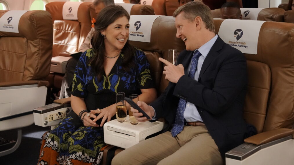 Mayim Bialik y la estrella invitada Ken Jennings en Call Me Kat