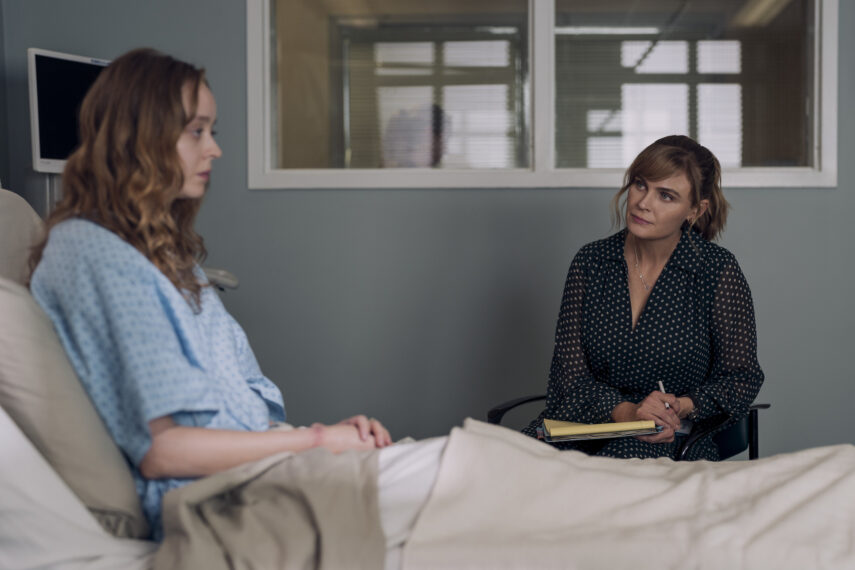 Madeleine Arthur as Mae Dodd, Emily Deschanel as Suzanne Mathis in Devil in Ohio