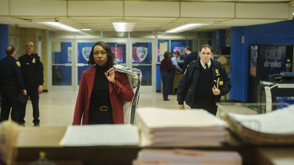 Amanda Warren como Regina Haywood y Richard Kind como el Capitán Stan Yenko en East New York