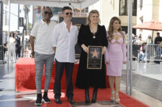 Kelly Clarkson Reunites With Original 'American Idol' Judges at Walk of Fame Ceremony (PHOTO)