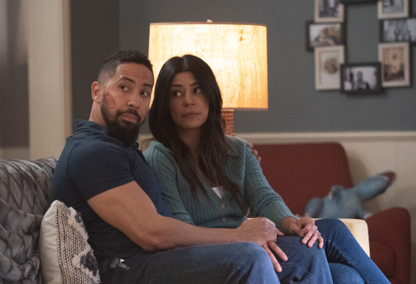 Neil Brown Jr. als Ray Perry und Parisa Fakhri als Naima Perry im SEAL-Team