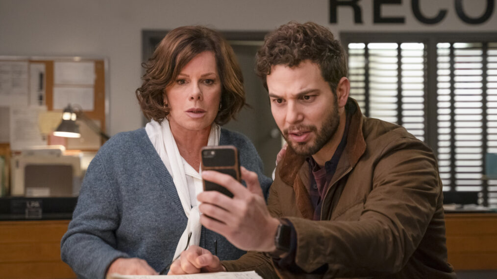 Marcia Gay Harden como Margaret y Skylar Astin como Todd en So Help Me Todd