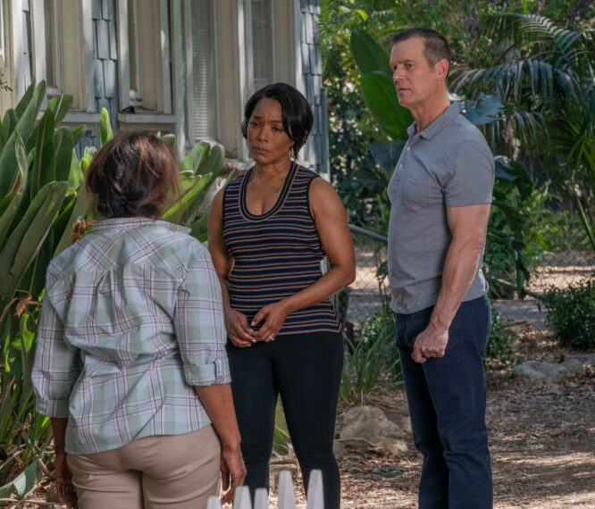 Angela Bassett and Peter Krause in 9-1-1