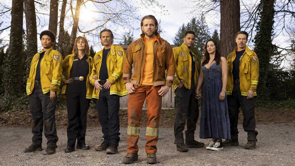 Jules Latimer als Eve Oliver, Diane Farr als Sharon Leone, Billy Burke als Vince Leone, Max Thieriot als Bode Donovan, Jordan Calloway als Jake Crawford, Stephanie Arcila als Gabriella Robles und Kevin Alejandro als Manny Robles in „Fire Country“ von CBS