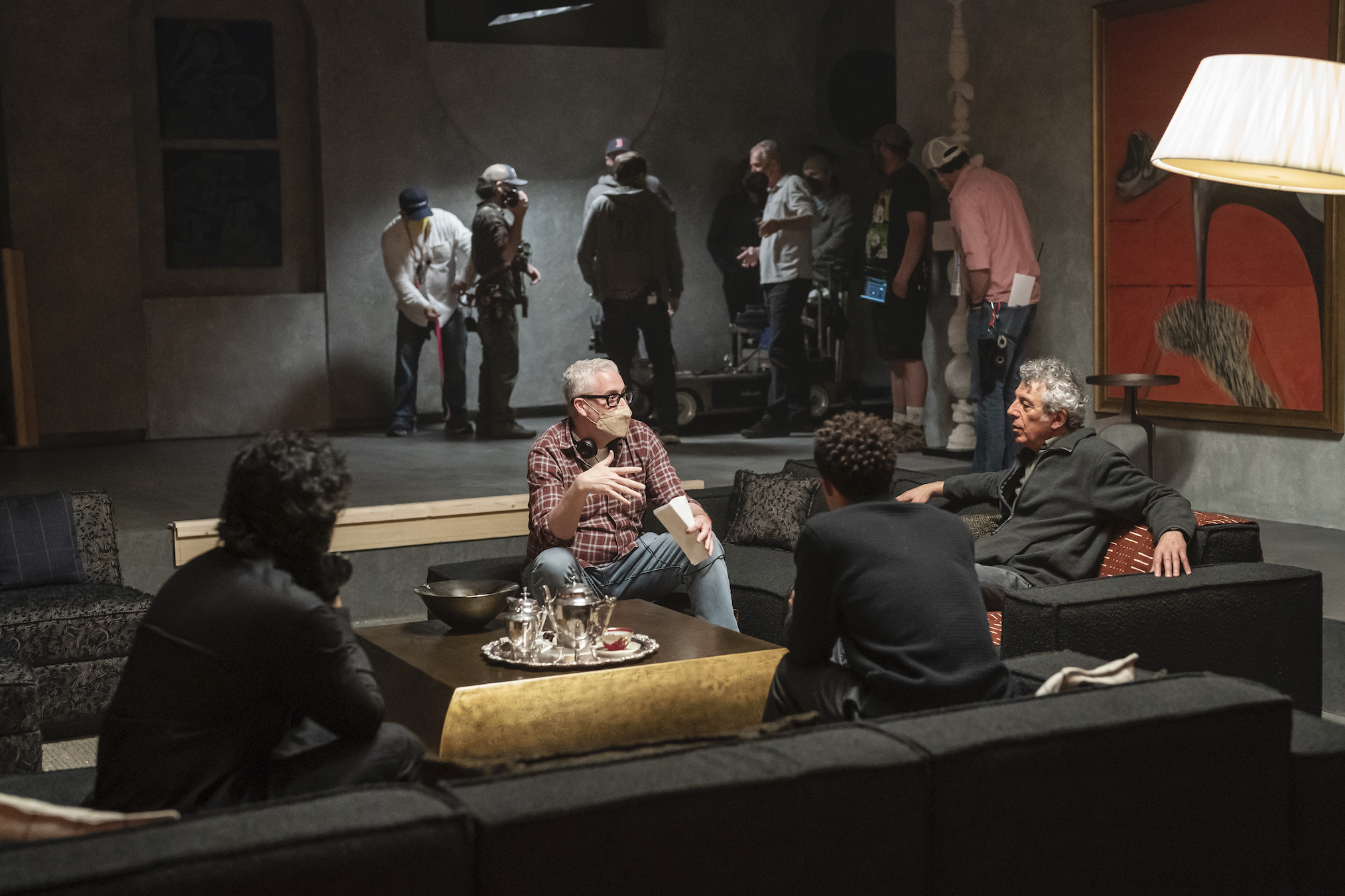 BTS, productor ejecutivo, showrunner y escritor Rolin Jones, Eric Bogosian como Daniel Molloy, Jacob Anderson como Louis De Point Du Lac y Assad Zaman como Rashid en 'Entrevista con el vampiro'