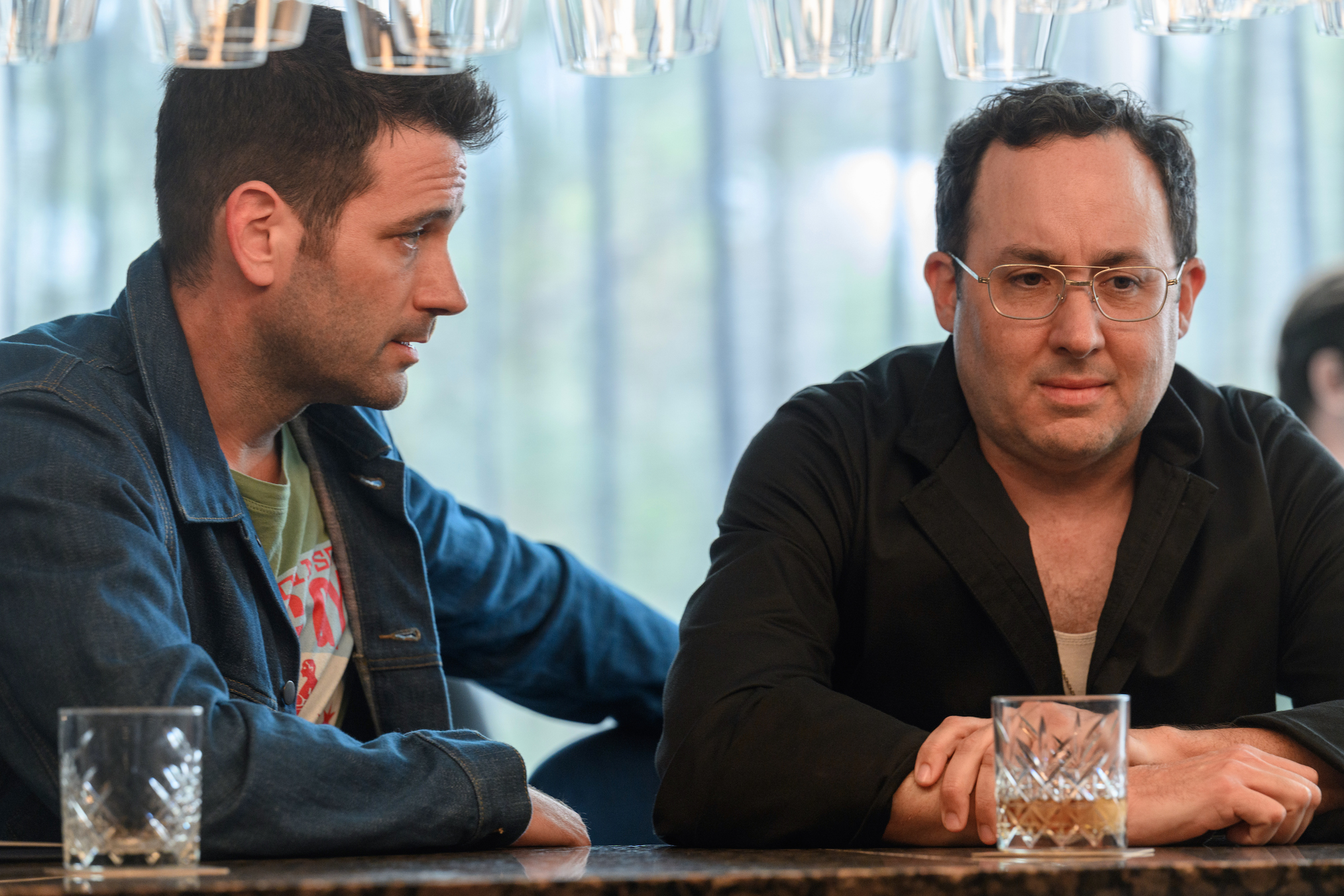 Colin Donnell und PJ Byrne in „Irreverent“ – Der Herr gibt, und der Herr nimmt