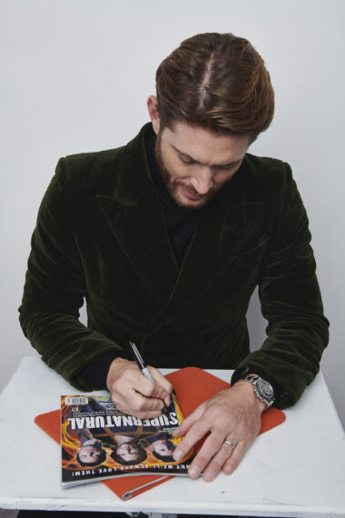 Jensen Ackles signing the 'Supernatural' special issue