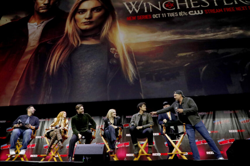 Damien Holbrook, Danneel Ackles, Jensen Ackles, Meg Donnelly, Drake Rodger, Robbie Thompson y Tom Welling en el panel NYCC de 'The Winchesters'