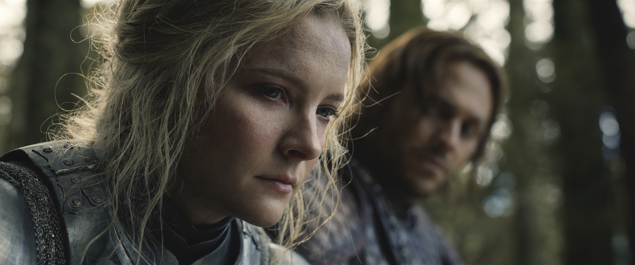 Morfydd Clark (Galadriel) und Charlie Vickers (Halbrand) in „Der Herr der Ringe: Die Ringe der Macht“