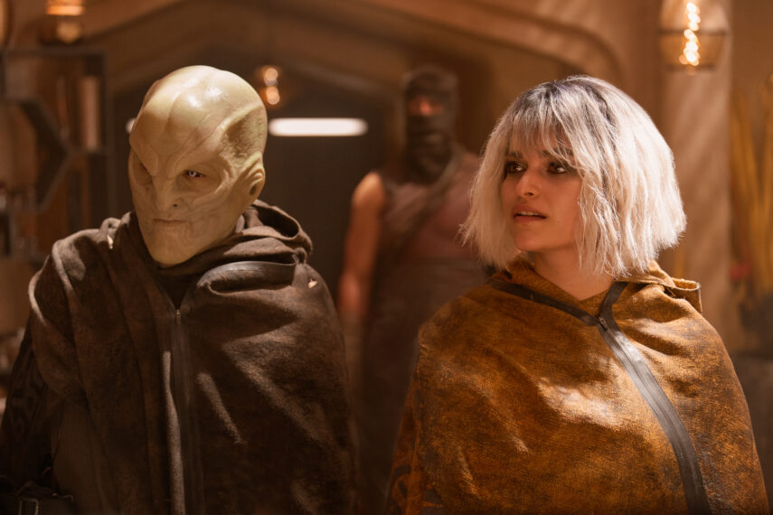 Elias Toufexis as L'ak and Eve Harlow as Malinne Ravel in 'Star Trek: Discovery'