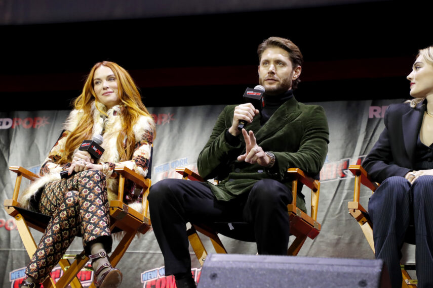 Danneel Ackles y Jensen Ackles en el panel NYCC 2022 de 'The Winchesters'