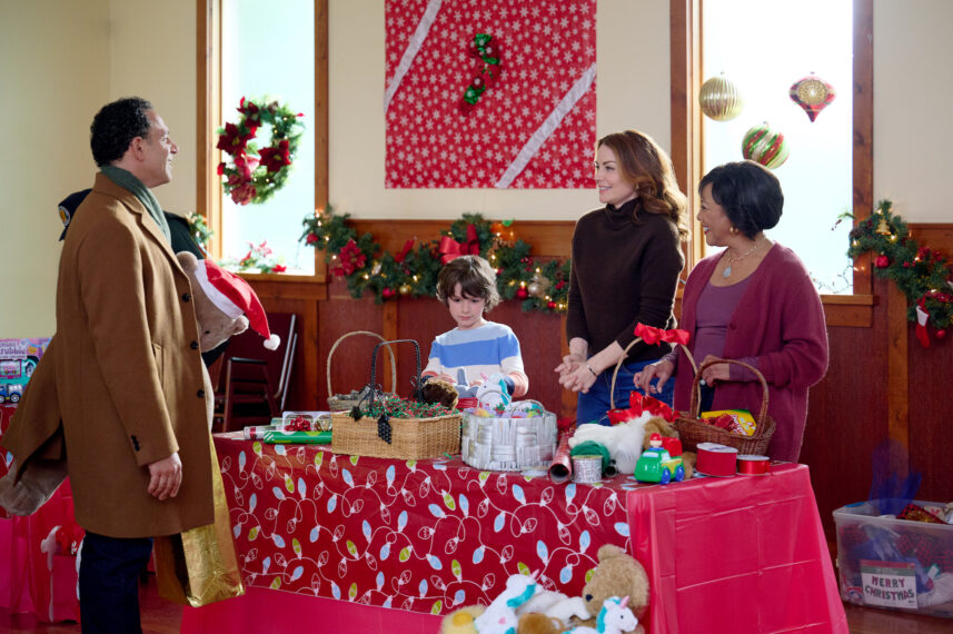 Patrick Sabongui, Azriel Dalman, Erica Durance und Lynn Whitfield in „Wir brauchen ein bisschen Weihnachten“