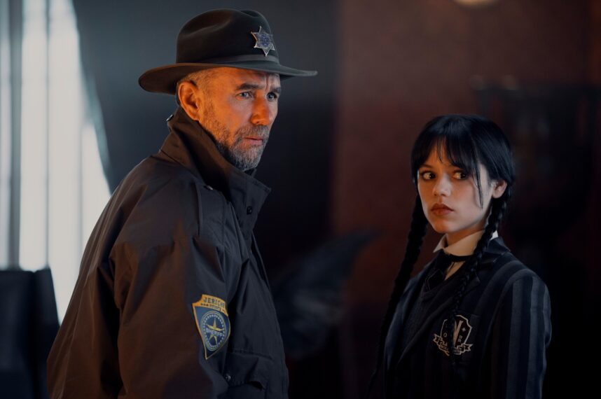 Jamie McShane und Jenna Ortega in „Mittwoch“ 