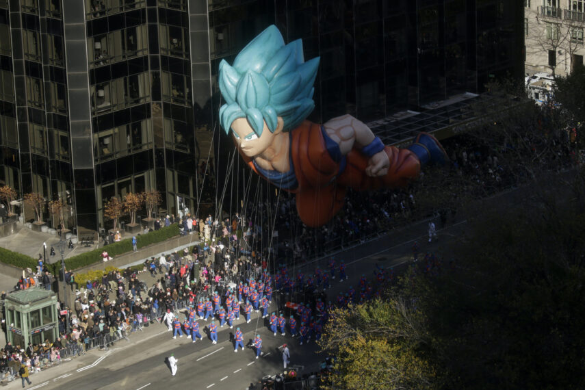 Der Goku-Ballon schwebt während der 95. jährlichen Macy's Thanksgiving Day Parade am 25. November 2021 in New York City.