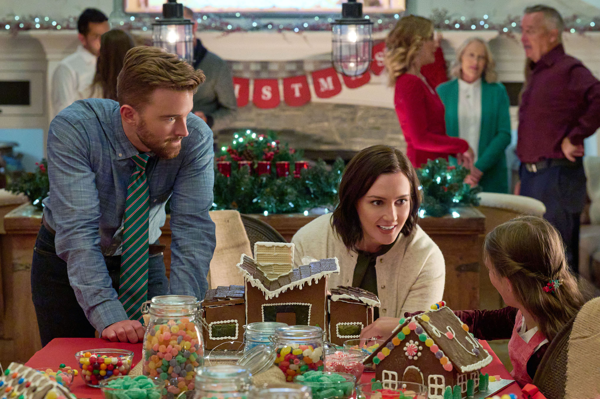 Chandler Massey y Katherine Barrell en 'Historia de dos navidades'