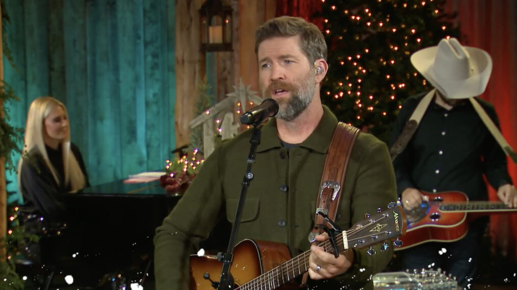 Josh Turner's 'King Size Manger' Christmas Special Trailer A Festive