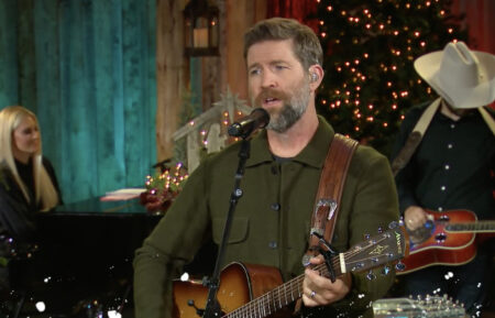 Josh Turner in 'King Size Manger' Christmas Special