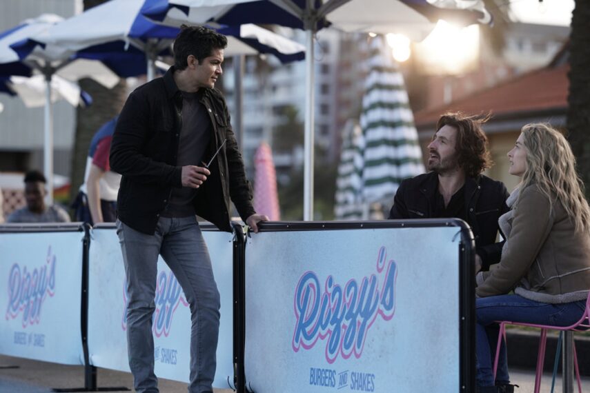 Nicholas Gonzalez, Eoin Macken und Natalie Zea in Staffel 2 von „La Brea“.