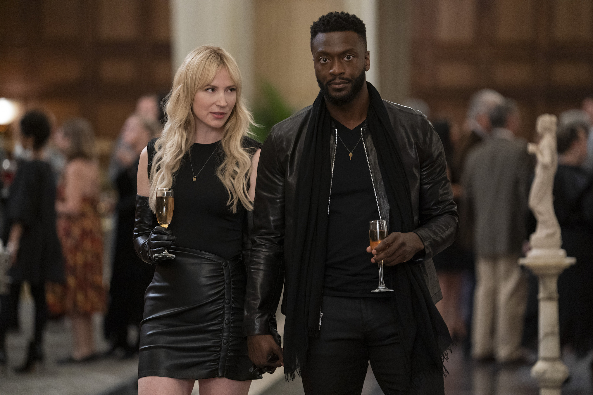 Beth Riesgraf y Aldis Hodge en 'Apalancamiento: Redención'