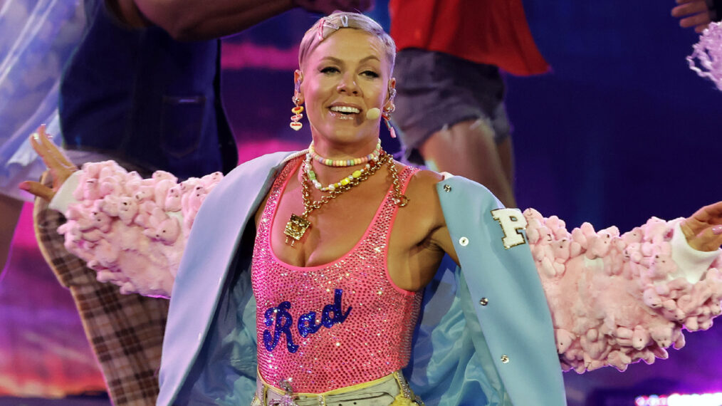 Pink performs at AMAs 2022