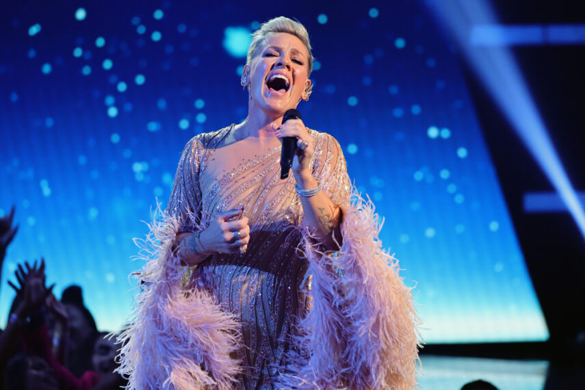 Pink performs at AMAs 2022