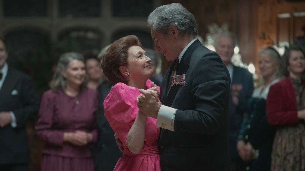 Lesley Manville und Timothy Dalton in Staffel 5 von „The Crown“. 