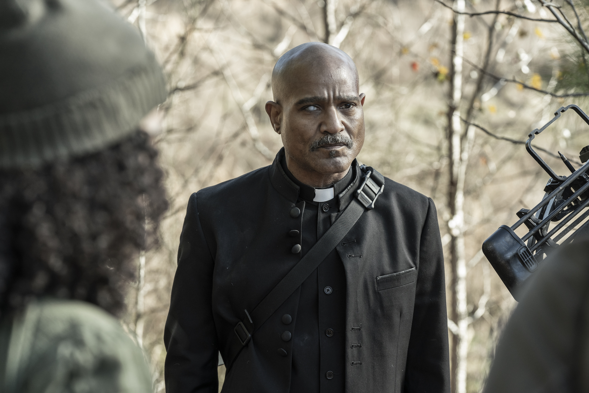 Seth Gilliam como el padre Gabriel