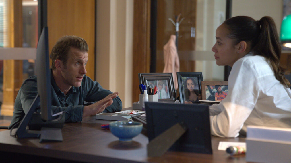 Scott Caan and Dania Ramirez in 'Alert'