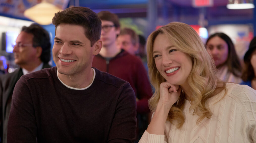 Jeremy Jordan und Yael Grobglas in „Chanukka am Roggen“