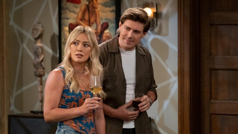 Hilary Duff and Chris Lowell in 'How I Met Your Father'