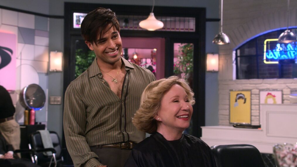 Wilmer Valderrama y Debra Jo Rupp en 'Aquel programa de los 90'