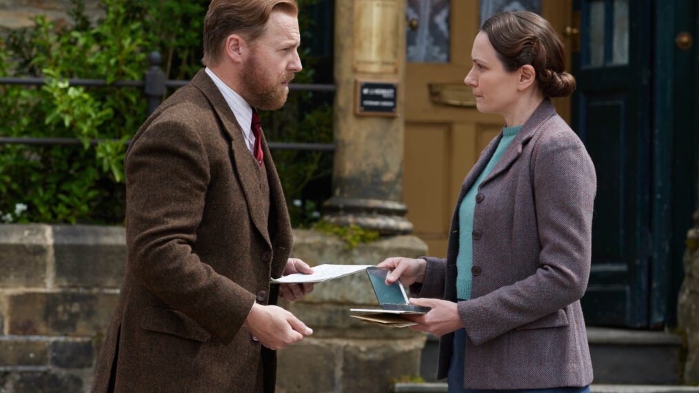 Samuel West como Siegfried Farnon y Anna Madeley como la Sra. Hall en All Creatures Great and Small Season 3.