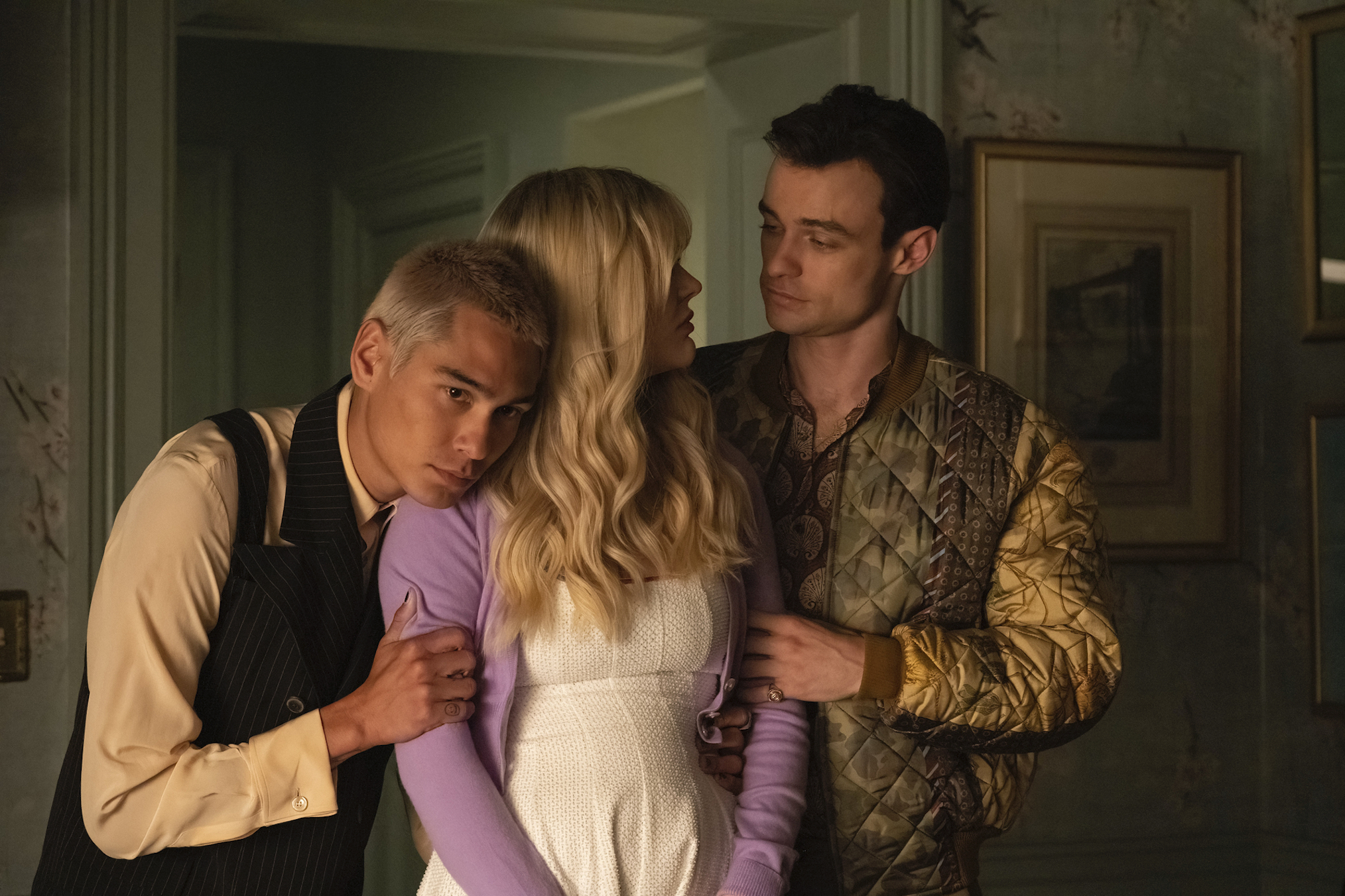 Evan Mock, Emily Alyn Lind, and Thomas Doherty in 'Gossip Girl'