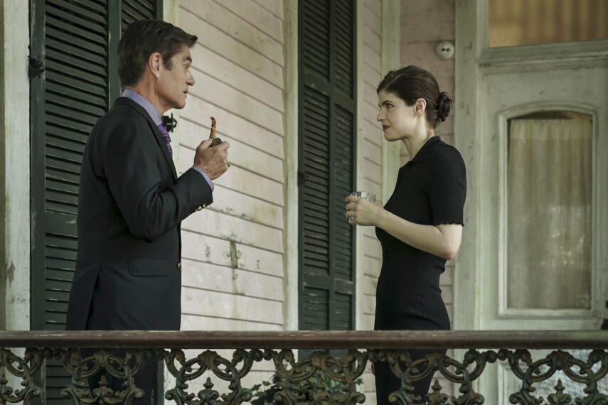 Harry Hamlin y Alexandra Daddario en la temporada 1 de 'Las brujas de Mayfair'