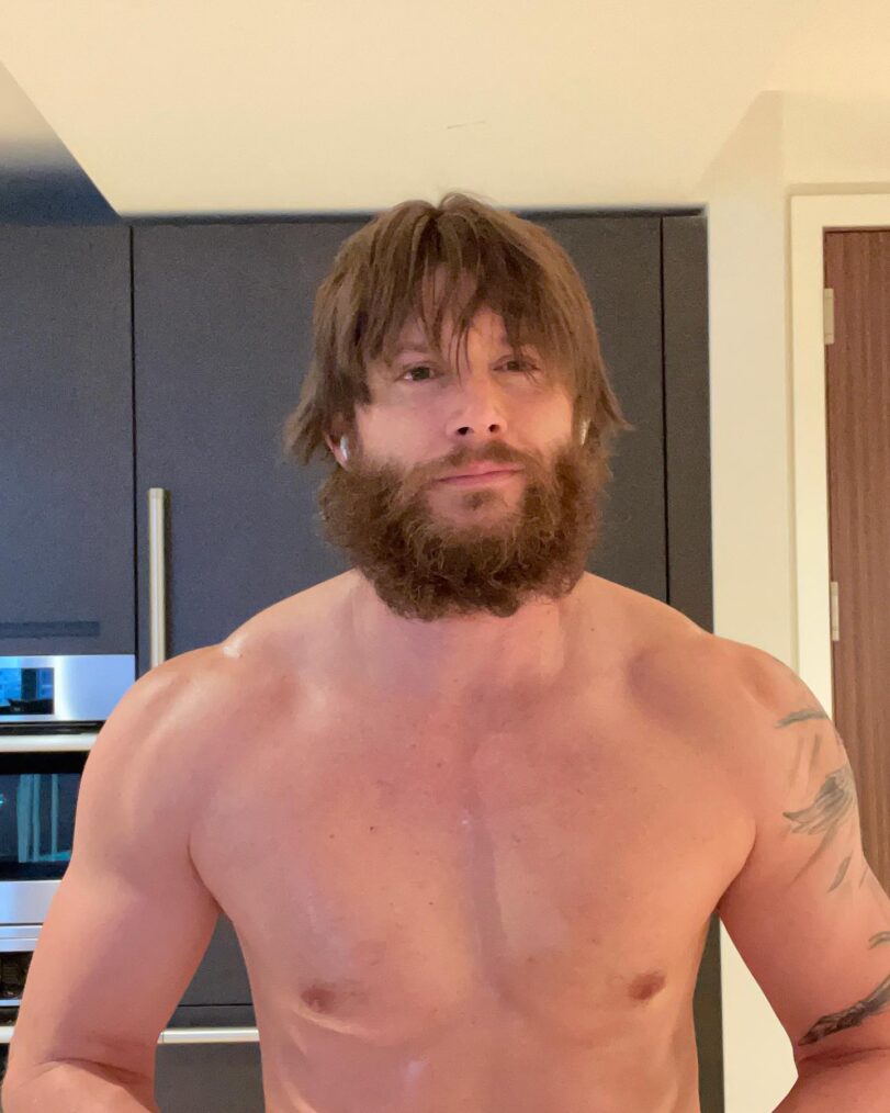 Jensen Ackles shows off beard.