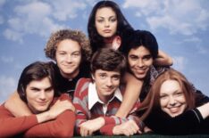 Ashton Kutcher, Danny Masterson, Topher Grace, Mila Kunis, Wilmer Valderrama, and Laura Prepon in 'That '70s Show