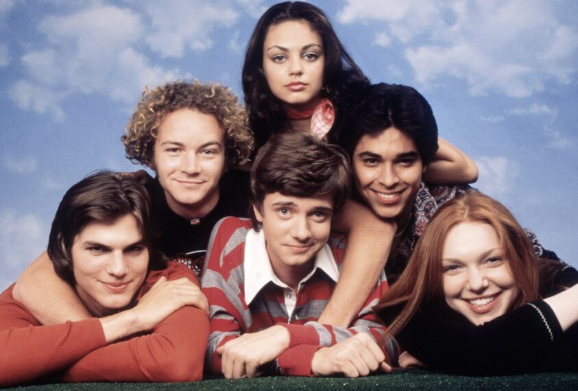Topher Grace, Ashton Kutcher, Danny Masterson, Mila Kunis, Wilmer Valderrama, and Laura Prepon in 'That '70s Show